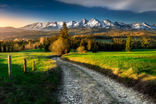 Fototapeta Tatra Mountains. View from the pass over Łapsznka. Mountains, meadows, fields, spring, Poland. Belianske Tatras. Tatry, Panorama. Widok z Przełęcz nad Łapsznką na góry, polska, spisz. 