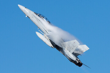 Avión de combate maniobrando F-18 hornet