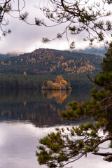 Obraz premium Loch an Eilein island in autumn, Scotland