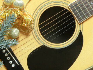 フォークギターとクリスマス用の飾り物