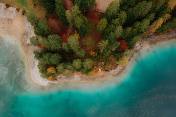 Der Lago di Tovel in den Brenta Dolomiten während der Herbstzeit. Lake Tovel aus der Vogelperspketive. Kristallblauer See und bunter Wald. Adamello Brenta Nature Park 1