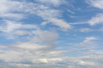 Naklejka premium Beautiful cirrus clouds in sunny day. Nature atmosphere background or wallpaper