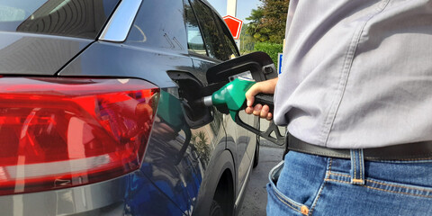 Fare rifornimento di carburante alla propria auto prima di partire per un viaggio