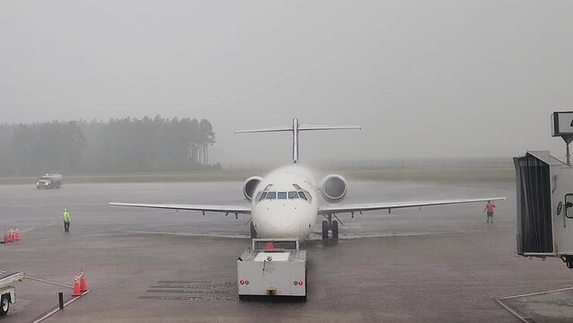Boeing 717 during pushback in very heavy downpour