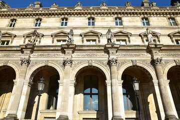 Fototapeta na wymiar Façade à arcade cour Napoléon à Paris. France