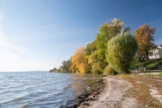 Blick auf die M&uuml;ritz bei Klink im Herbst