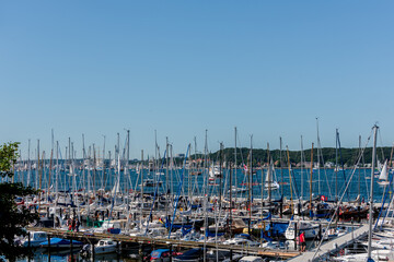 Kiel, Deutschland, Juli 2019 Die Kieler Förde im Sommer mit viel Schiffsverkehr im Vordergrund die...