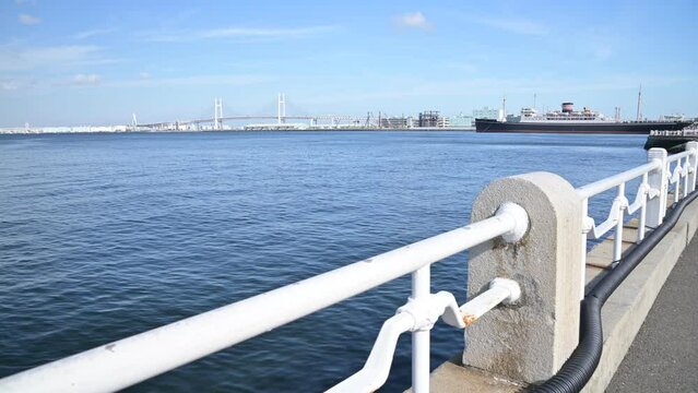 神奈川県　横浜　山下公園から眺める横浜ベイブリッジ	