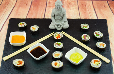 verschiedene sushi Rollen auf einer großen Servierplatte
