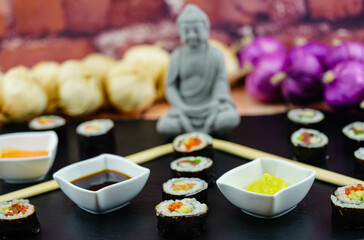 verschiedene sushi Rollen auf einer großen Servierplatte