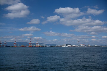 大阪港、桟橋、船、日本海、青空と白い雲