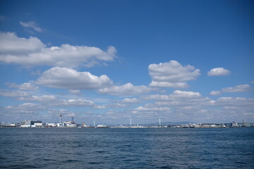 Fototapeta na wymiar 大阪港、桟橋、船、日本海、青空と白い雲