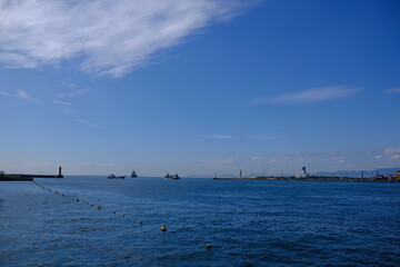 大阪港、桟橋、船、日本海、青空と白い雲