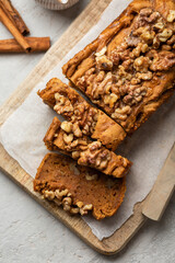 carrot cake fondant aux noix fait maison coupé en parts