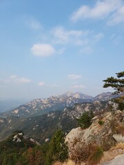 Obraz premium Bukhansan National Park. Bukhansan Bibong Peak - Hyangnobong Peak. autumn mountains. hiking Korean mountains. mountain landscapes in autumn. trekking. rise to the top of the mountain.