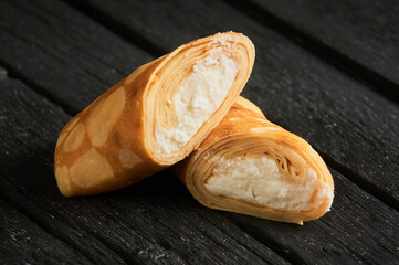 English pie with minced meat and vegetables, cutaway on a gray plate.