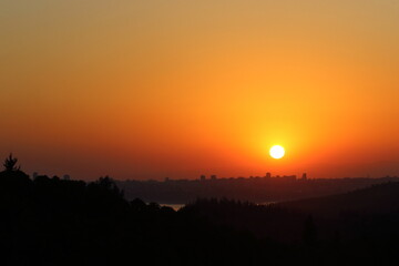 Naklejka premium a beautiful sunset over the city