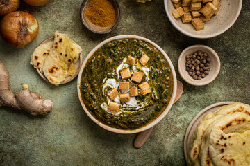 Bol de palak paneer épices tomate et épinard indien avec naans