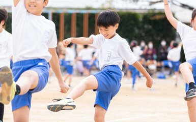 小学生の運動会でダンスをする男の子
