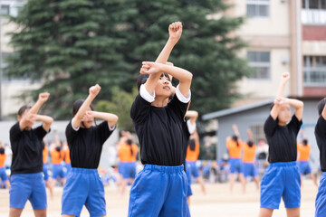運動会でソーラン節を踊る小学生