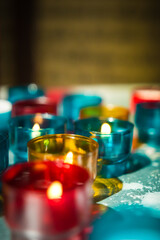 Bougies allumées dans une église