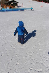 Fototapeta na wymiar petit garçon à la neige