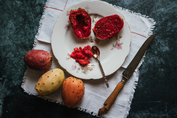 Figue de barbarie coupée en deux sur un assiette à dessert