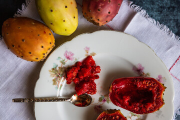 Figue de barbarie coupée en deux sur un assiette à dessert