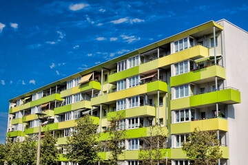 heidenau, deutschland - plattenbau mit grünen balkonen