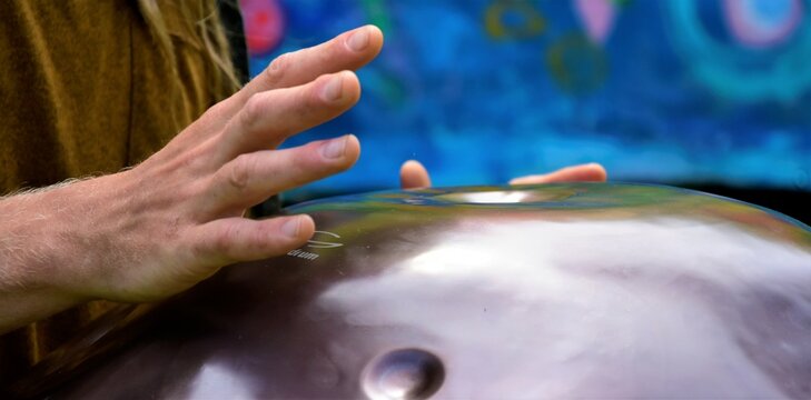 Playing the handpan, hang persussion hangdrum