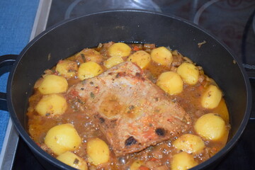 Schwinebaucheintopf mit Kartoffeln und Paprika