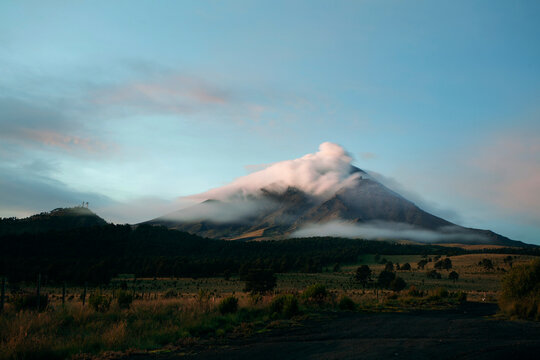 Popocatepetl volcanoe at sunrise. Estado de Mexico, Mexico