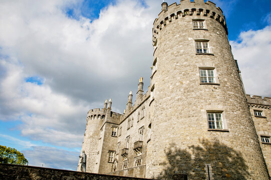Kilkenny Castle, Ireland. Caislean Chill Chainnig. A castle in Kilkenny, Ireland built in 1195 to control a fording-point of the River Nore