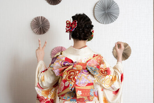 Pose by hand to commemorate the age of 20