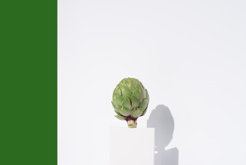 Flor de alcachofa cruda en pie 	