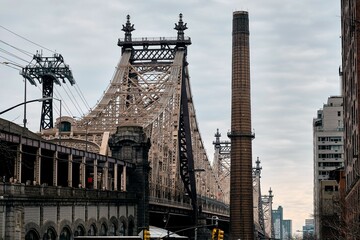 Naklejka premium Ed Koch Queensboro Bridge in New York City during daytime against a cloudy sky