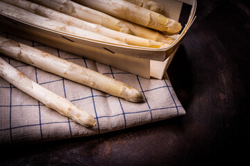 Barquette d'asperges sur un torchon a carreaux
