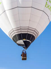 Primer plano de una cesta de globo aerost&aacute;tico en vuelo con su tripulante.