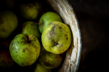 Pommes dans un récipient