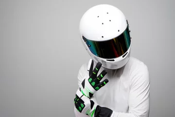 Abwaschbare Fototapete F1 Professioneller männlicher Fahrer mit Helm und Handschuhen. Motorsport Racer mit Rennausrüstung und Ausrüstung. Schutzanzug für den Motorsport