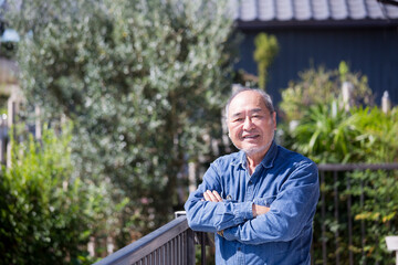 Fototapeta na wymiar 日本人のシニア男性、自宅の庭でのポートレート