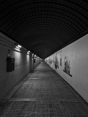 Obraz premium A monochrome long tunnel
