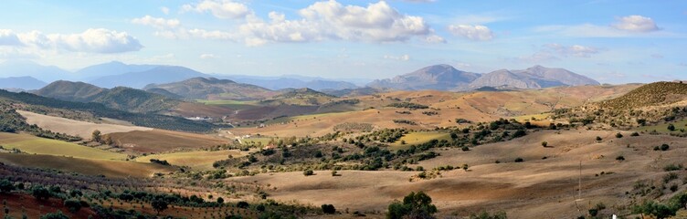 Fototapeta na wymiar Panorama de la Comarca Sur de Antequera, una zona montañosa entre el Torcal y los Montes de Málaga, Andalucía, España.