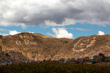 Fototapeta na wymiar Mountains with writings in the city of Cusco. 