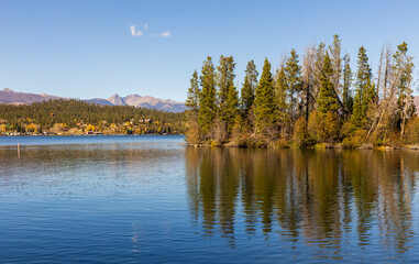 Fototapeta premium Beautiful Autumn Landscape on Granby Lake in the Colorado Rocky Mountains