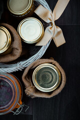 Panier cadeau avec bocaux fait maison