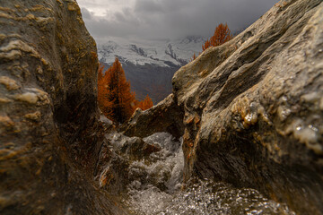 Die Kraft vom Wasser wie sie ins Tal fliesst, hoch oben in den Schweizer Bergen im Saastal