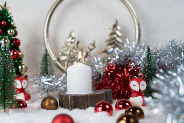 Bougie allumée dans un décor de noël