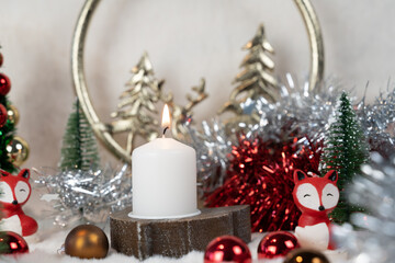 décor de fêtes de fin d'années avec une bougie allumée