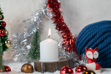 bougie de noël dans un décor de fête